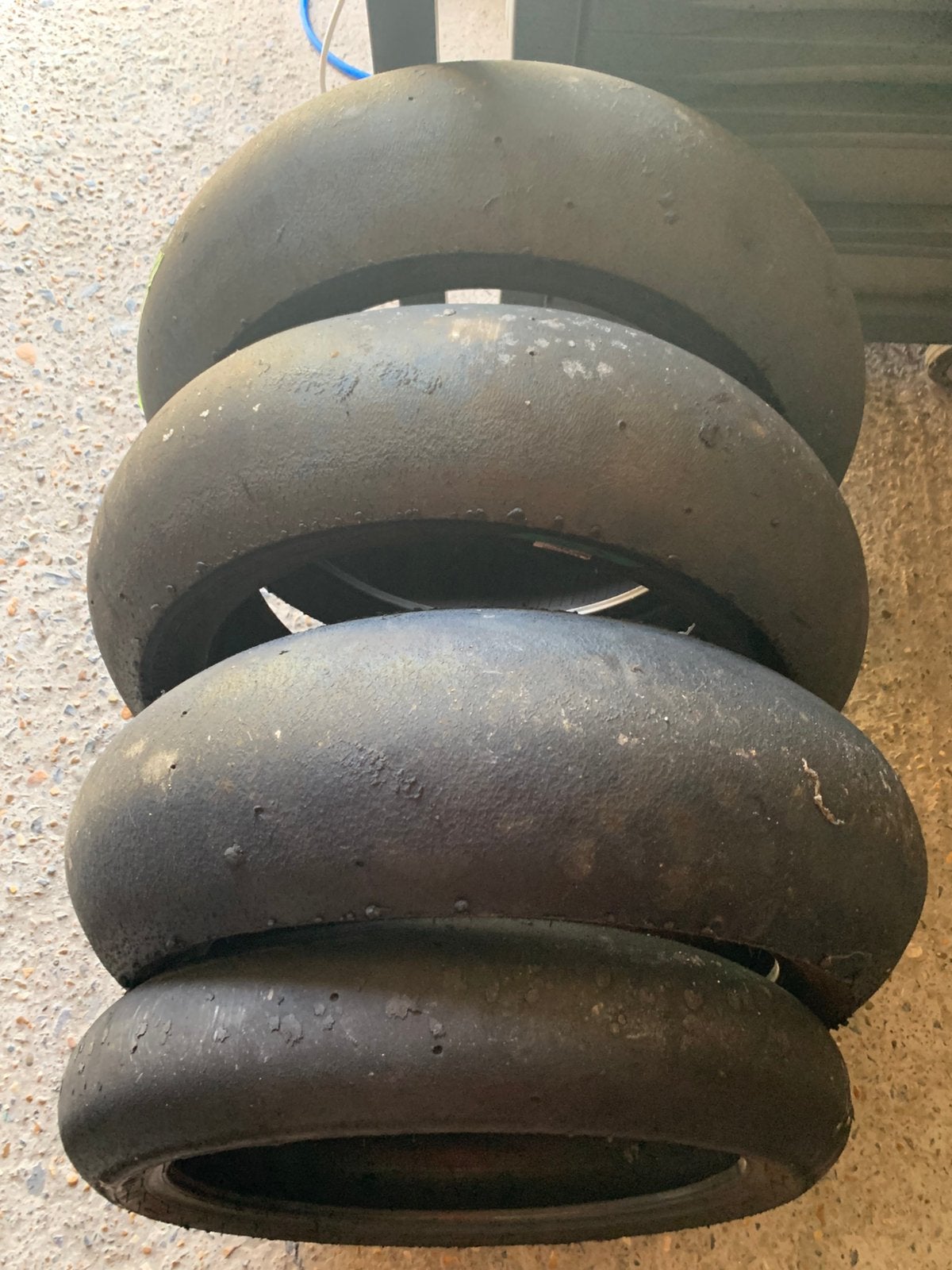 Lot slicks Pirelli SC2, Ophalen