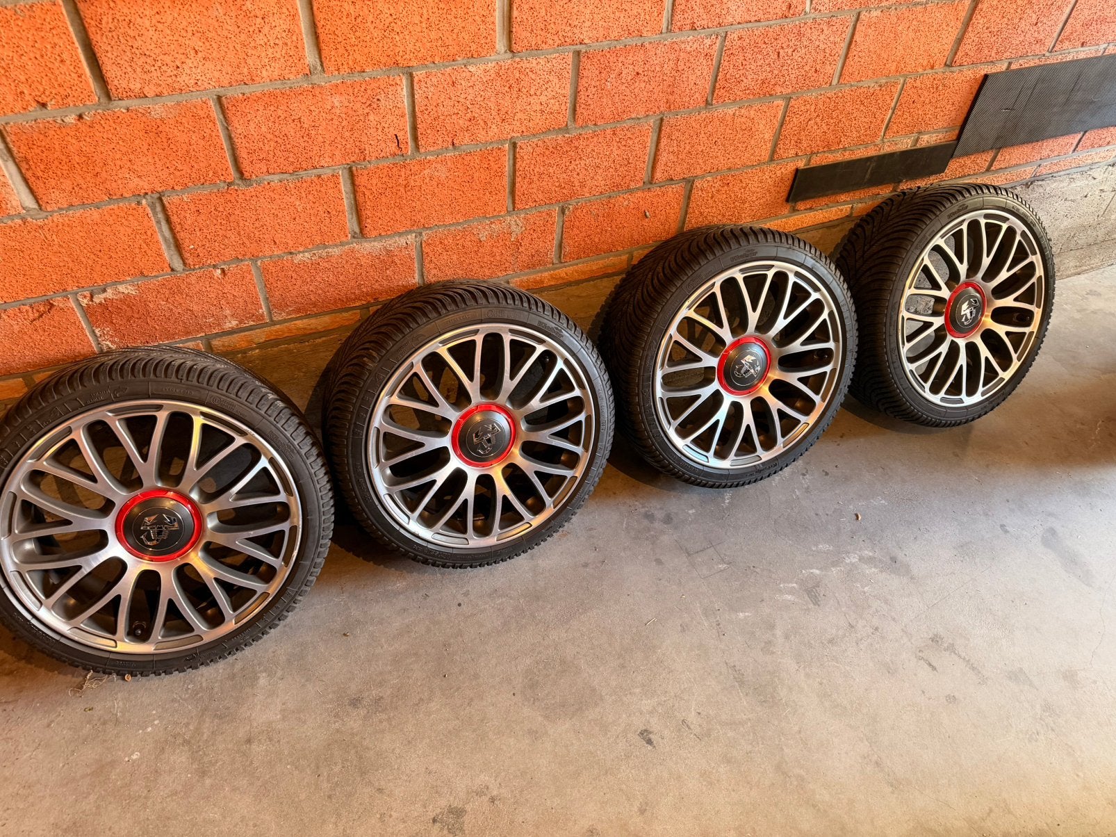 Pneus d'hiver sur jantes en alliage Abarth 500, Pneus hiver, Véhicule de tourisme, 205 mm, 17 pouces