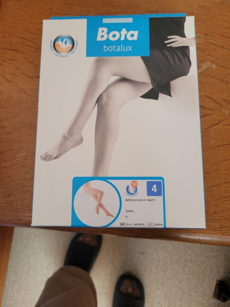 Bas de contention taille 4 couleur chair achetés en pharmaci, Neuf, Beige, Taille 44/46 (L), Enlèvement