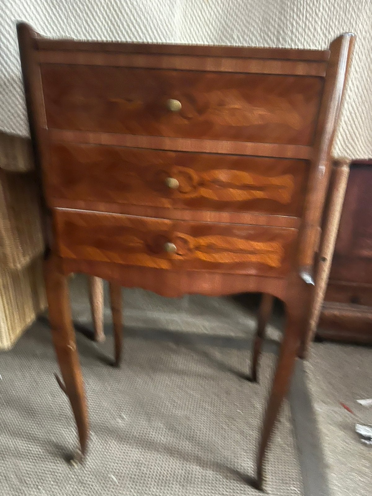 Table de chevet Louis XV en bois de rose, Enlèvement