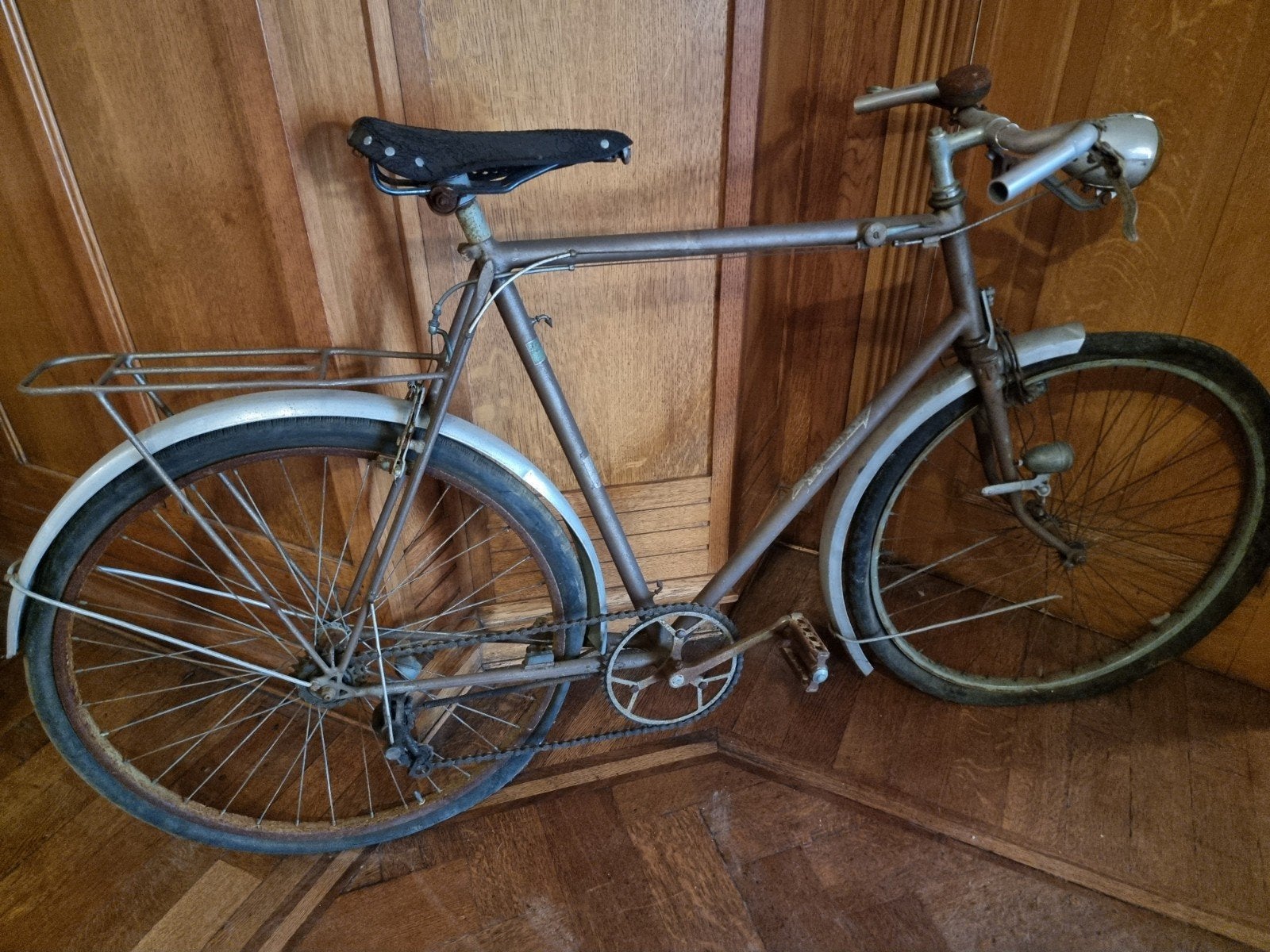 Zeer oude TITAN-fiets, Ophalen