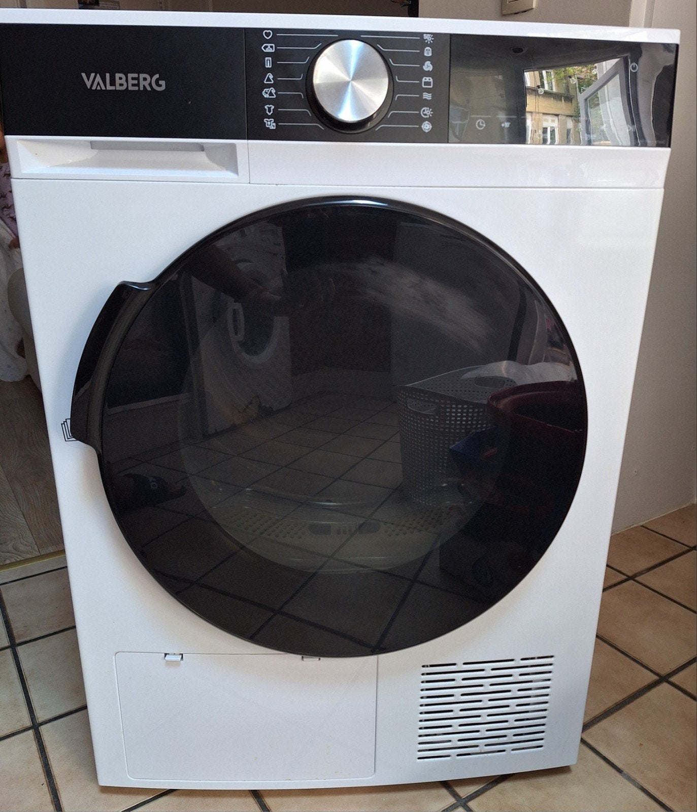 Sèche-linge VALBERG 8 kg A++ à pompe à chaleur – Garanti jus, Classe énergétique A ou plus économe, 85 à 90 cm, Comme neuf, Chargeur frontal
