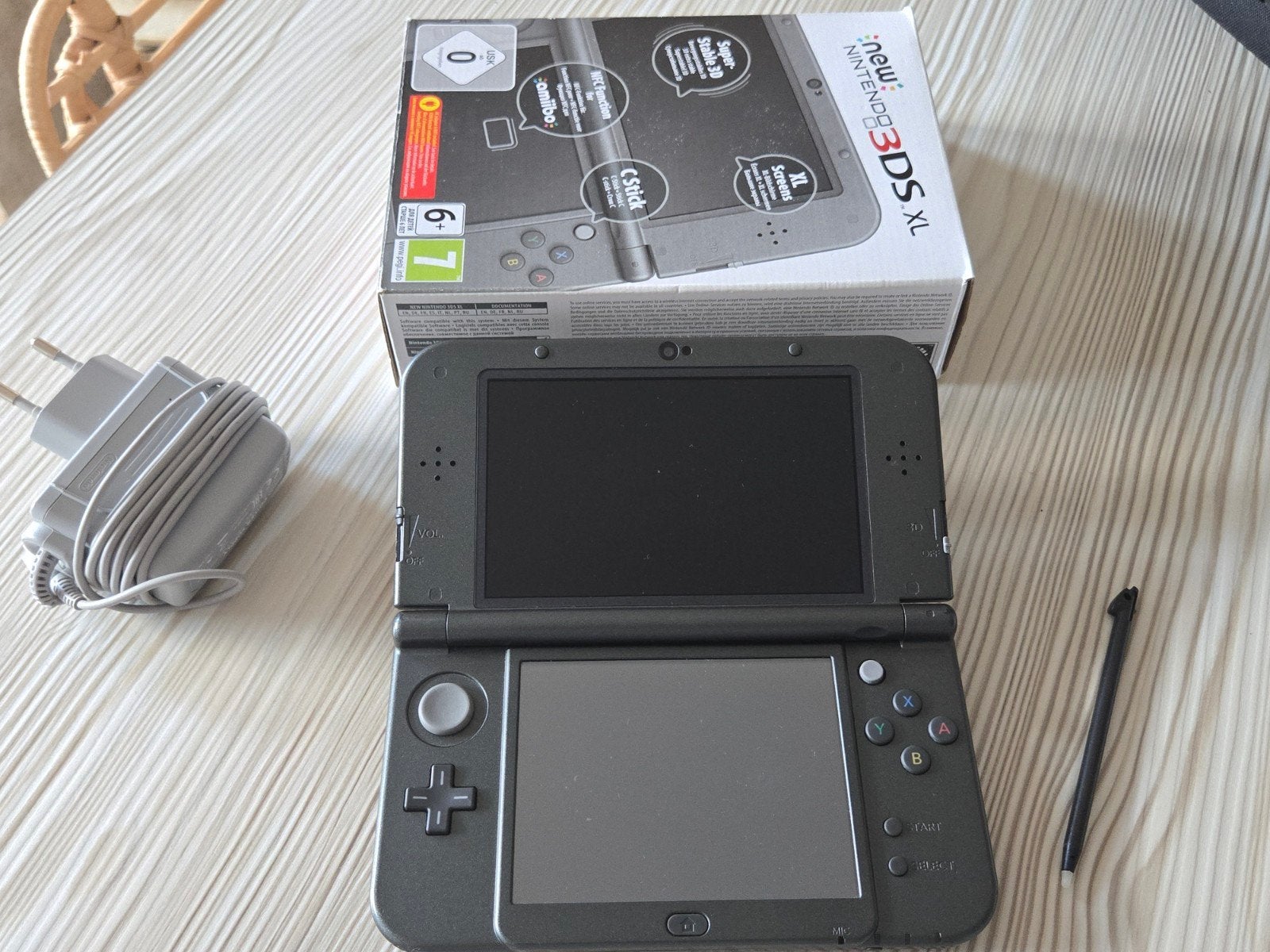 New Nintendo 3DS XL noir métallisé — Complet dans sa boîte (, Enlèvement ou Envoi, 3DS