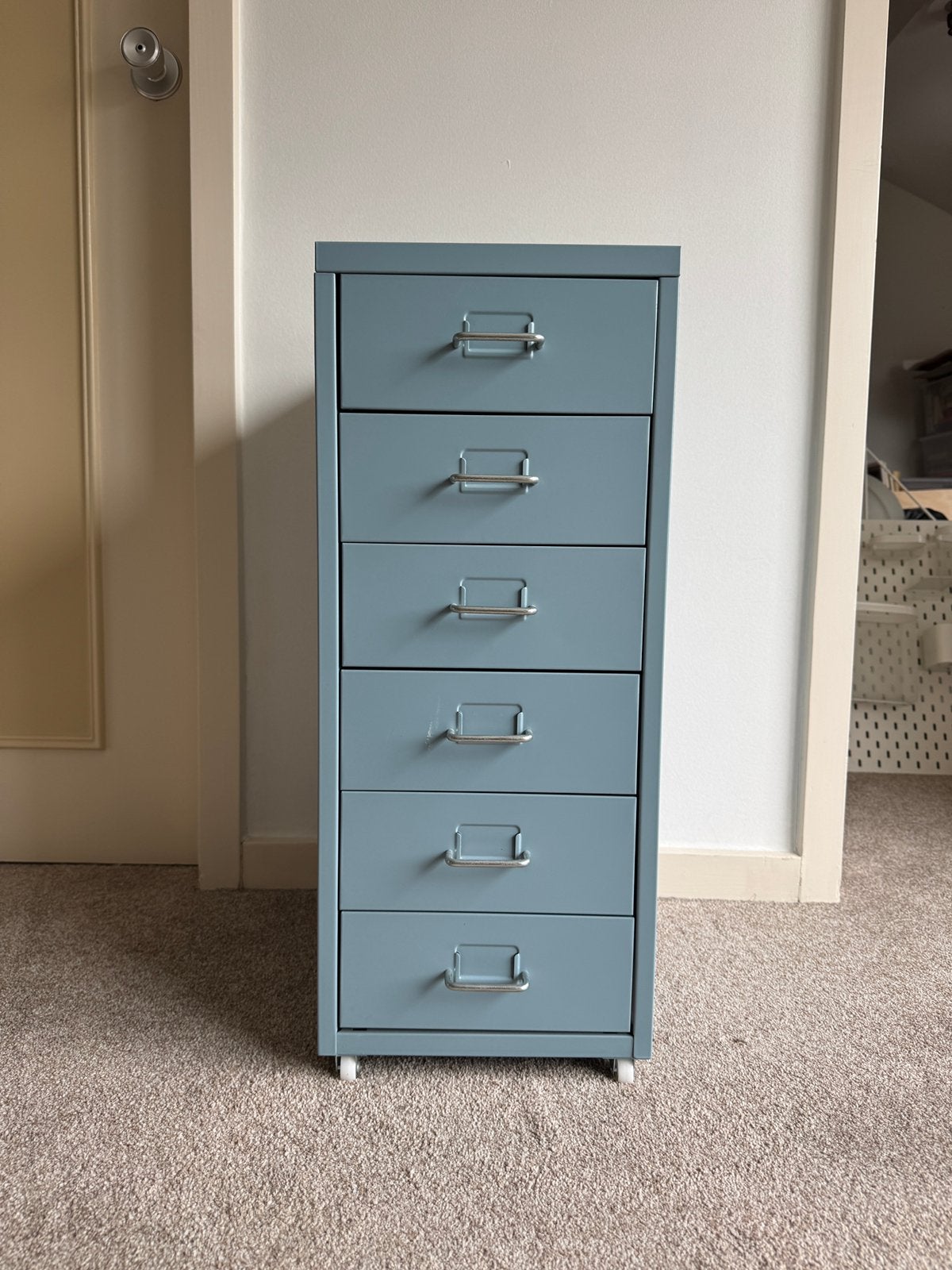 Commode à roulettes bleu clair HELMER Ikea, Maison & Meubles, Armoires | Commodes, Scandinavisch design, 5 tiroirs ou plus, Comme neuf