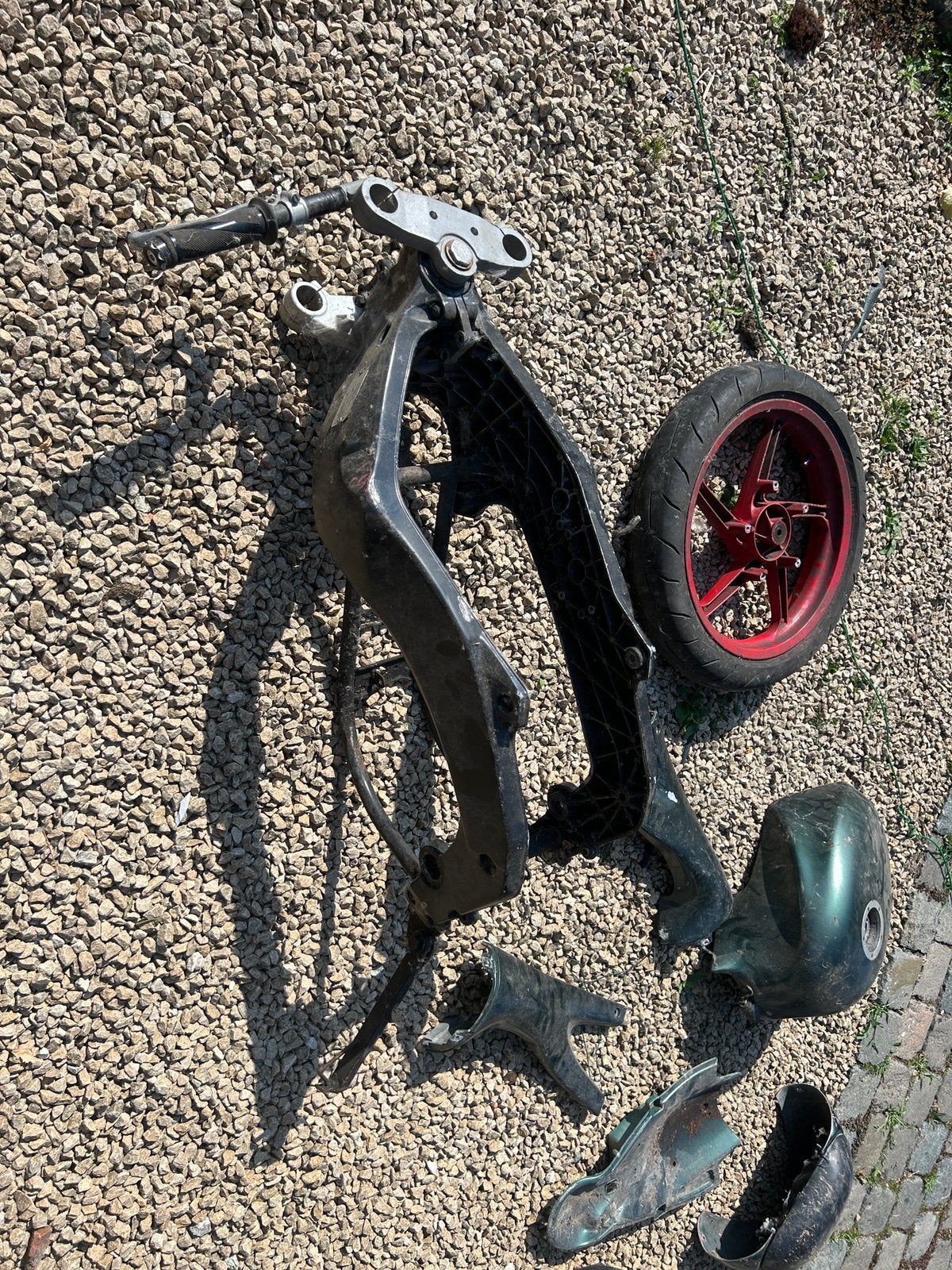 Aprilia rs50 kapstukken + frame, Enlèvement, Utilisé, Cadre