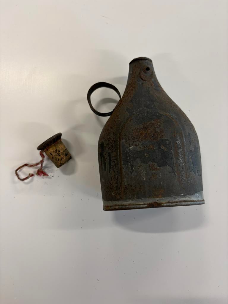 Cruche en métal avec bouchon en liège., Enlèvement ou Envoi