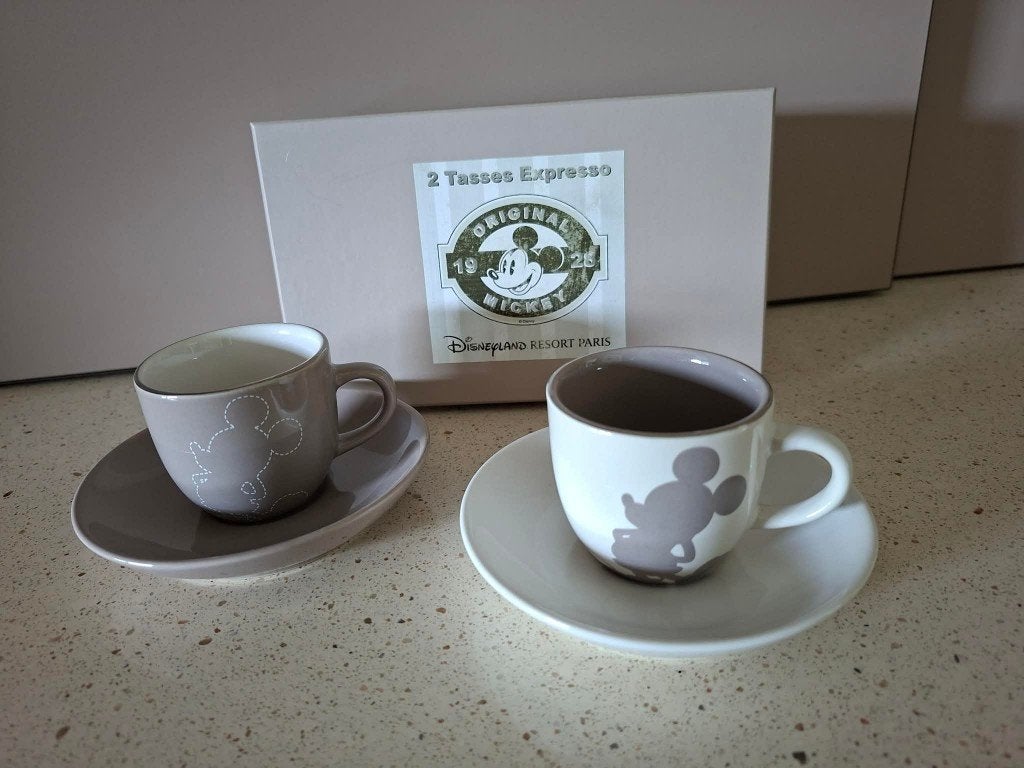 2 expresso kopjes en schoteltjes Disneyland resort Paris, Verzamelen, Ophalen of Verzenden, Mickey Mouse, Zo goed als nieuw, Servies