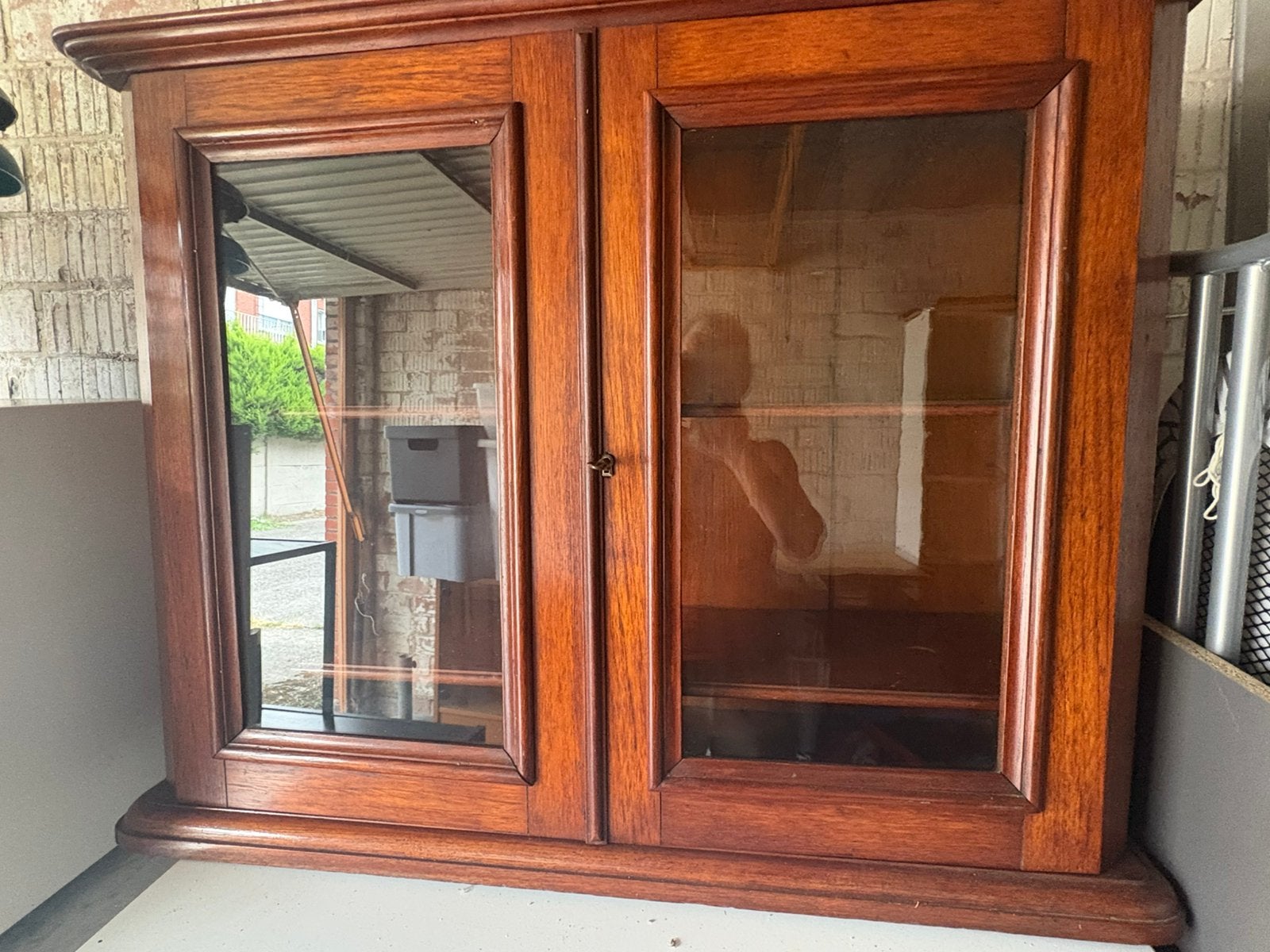 Mahonie vitrine hangkast, Ophalen, Gebruikt