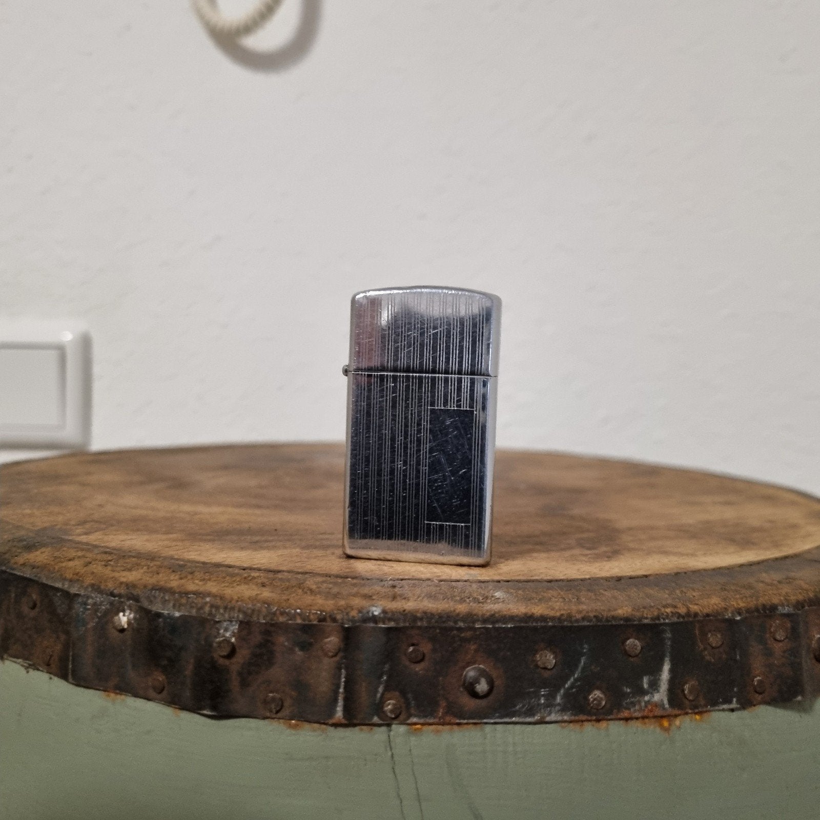 Zippo slim, Engine Turned 1959, originele insert., Verzamelen, Rookartikelen, Aanstekers en Luciferdoosjes, Ophalen, Gebruikt
