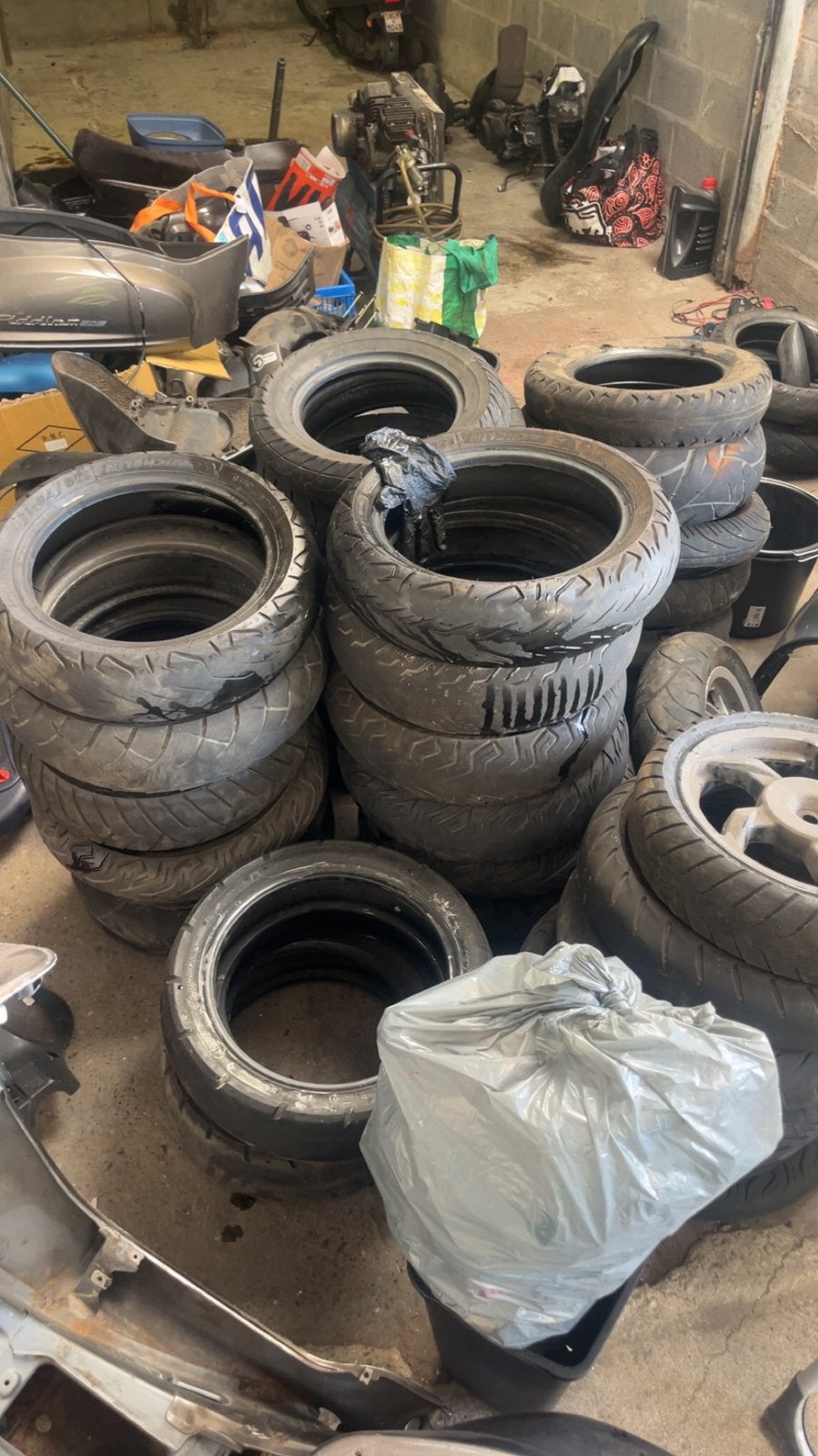 Banden en paar velgen vespa,sym,toscana,piaggio, Doe-het-zelf en Bouw, Buizen en Afvoer, Ophalen, Zo goed als nieuw
