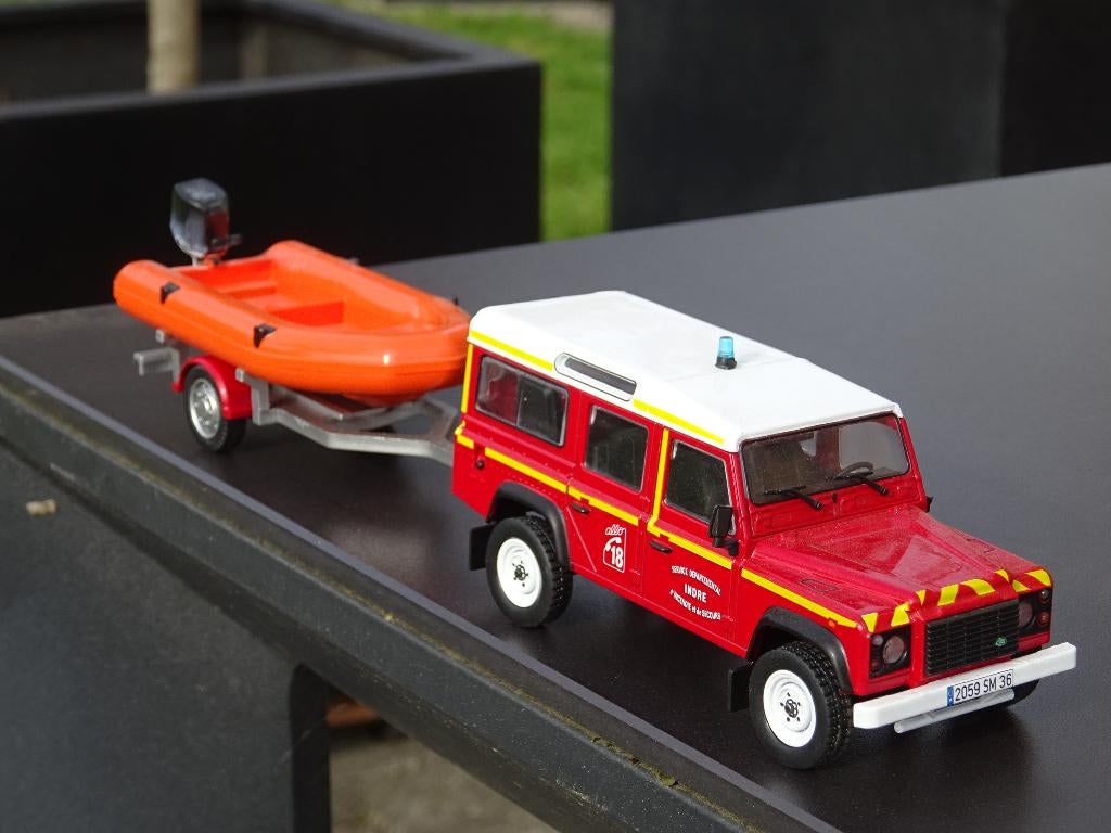 Landrover Defender 110 Pompiers avec canot de secours - 1/43, Enlèvement ou Envoi, Comme neuf, Voiture