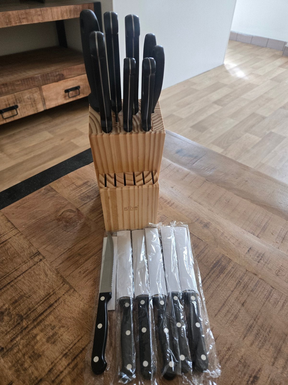 messenblok nieuwe weba, Enlèvement, Set de couteaux
