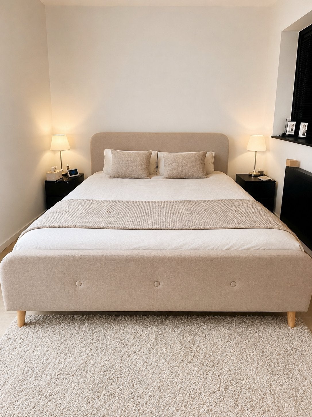 Cadre de lit JYSK 180x200 – tissu beige – très bon état, Maison & Meubles, Enlèvement, Comme neuf, Beige
