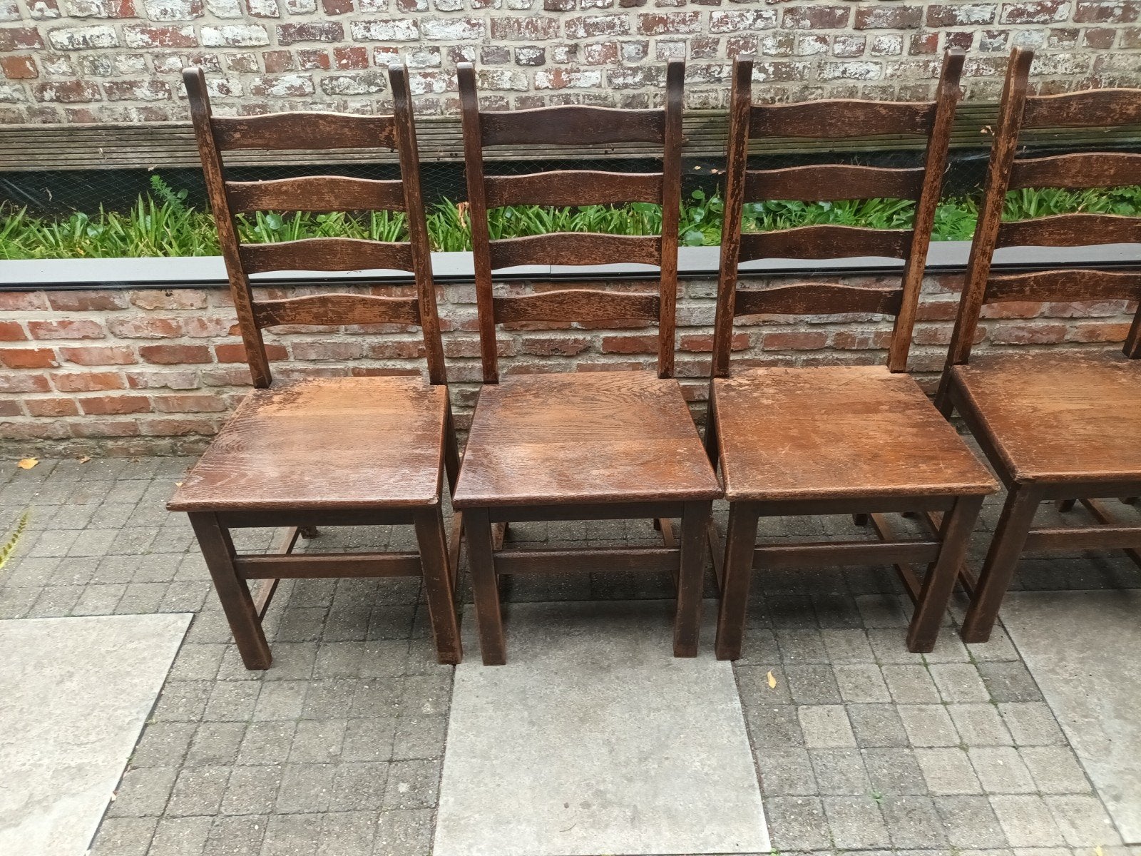 Chaises en chêne massif, Enlèvement