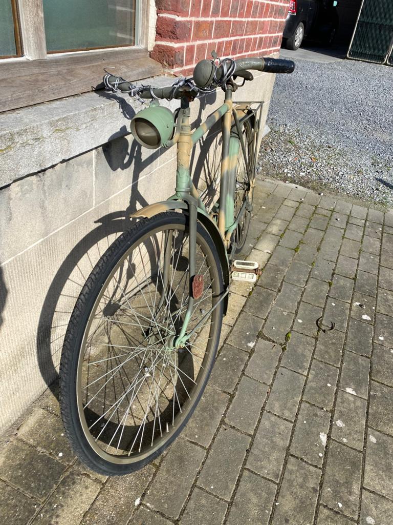 Oude fiets voor decoratie of ……, Ophalen