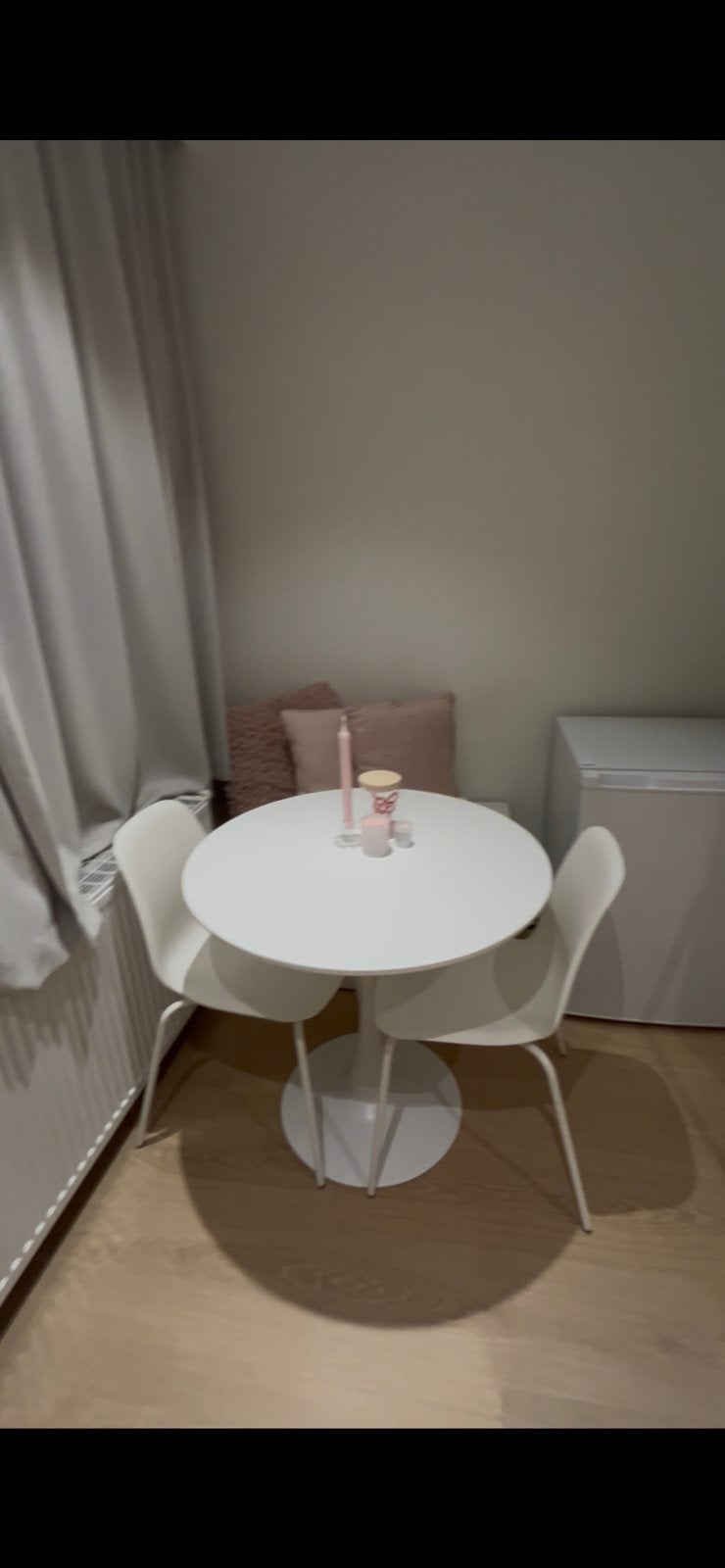 2 witte eetstoelen, Huis en Inrichting, Ophalen, Twee, Wit, Zo goed als nieuw
