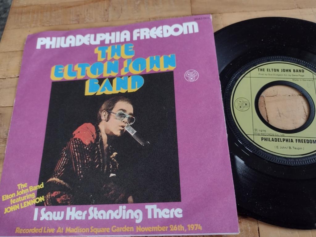SINGLE: THE ELTON JOHN BAND:PHILADELPHIA FREEDOM+JOHN LENNON, Cd's en Dvd's, Vinyl Singles, Zo goed als nieuw, Beschermende buitenhoes