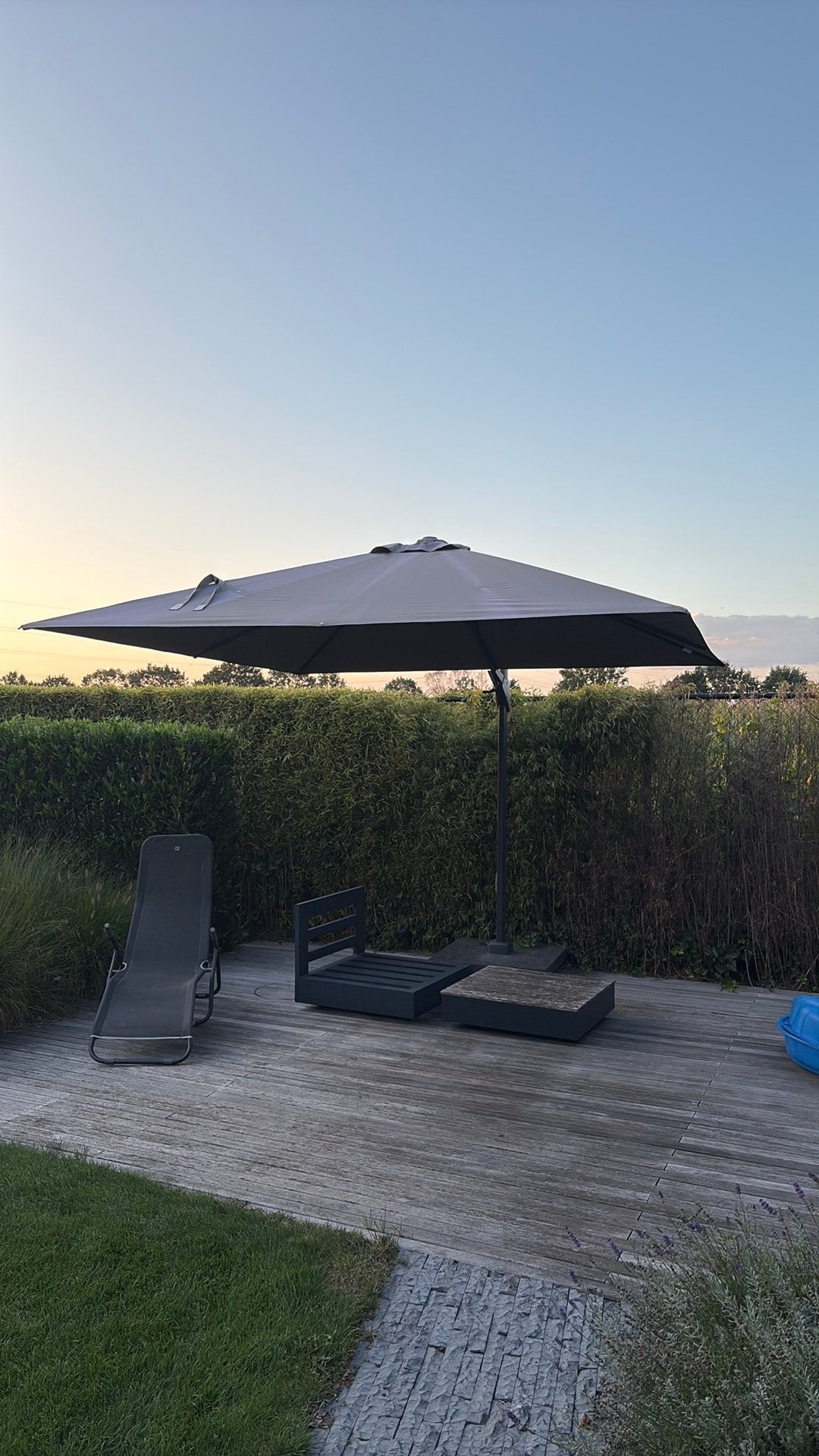 Zweefparasolet zware voet en wielen, Tuin en Terras, Parasols, Ophalen, Zo goed als nieuw
