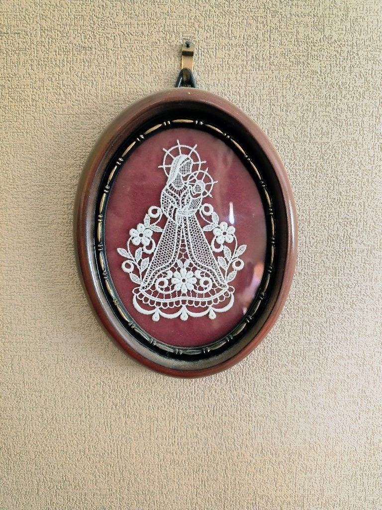 Maagd Maria in Brugse kant in elegante houten lijst, Ophalen