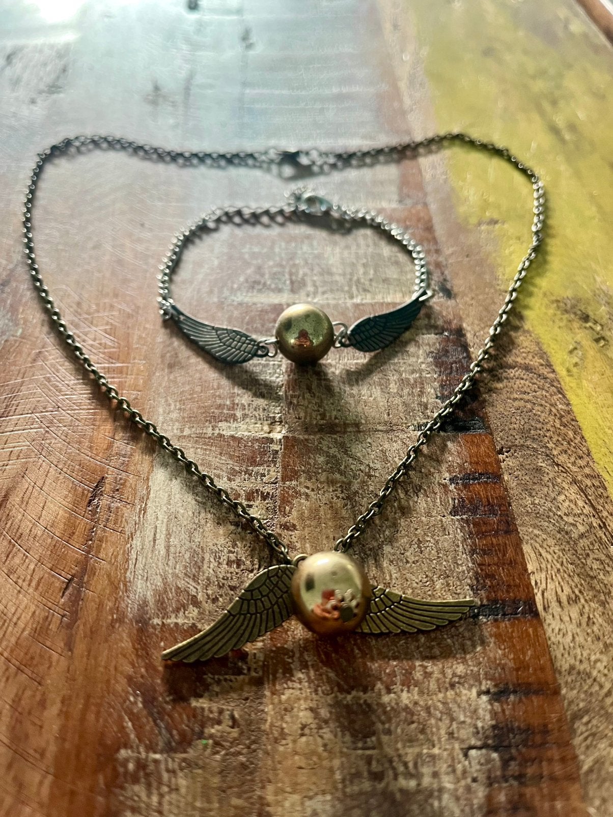 Harry Potter Gouden Snaai ketting en armband set, Handtassen en Accessoires, Ophalen of Verzenden, Zo goed als nieuw, Goud, Overige materialen
