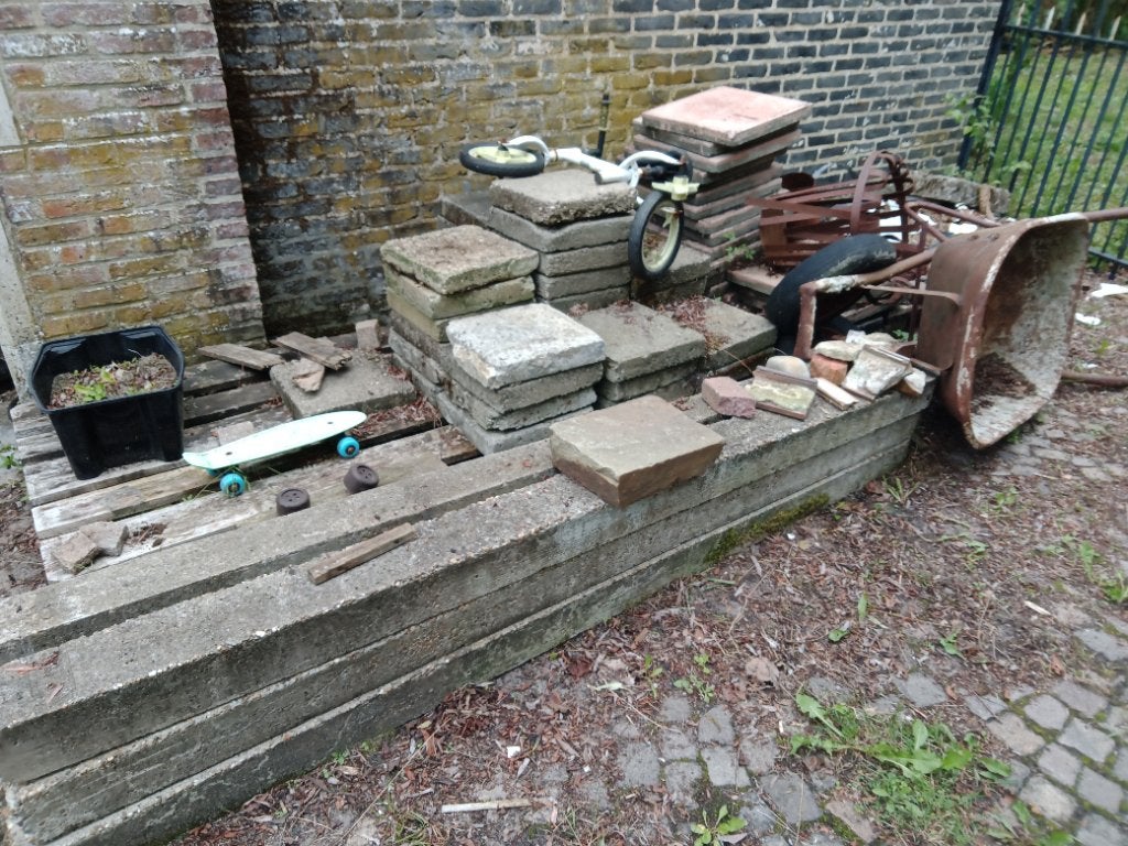 Betonnen palen, tegels en oud ijzer, Tuin en Terras, Tegels en Klinkers, Ophalen, Gebruikt