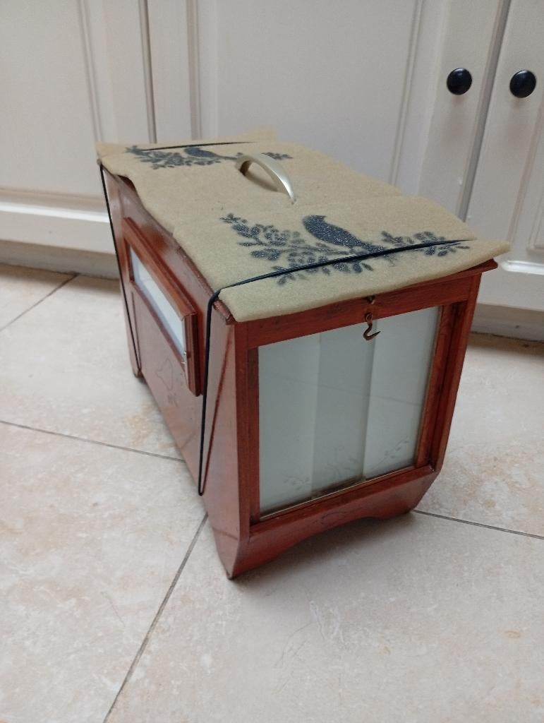 botvink kooi met gesculdeerde vogels erin, Enlèvement, Utilisé, Bois, Cage à oiseaux