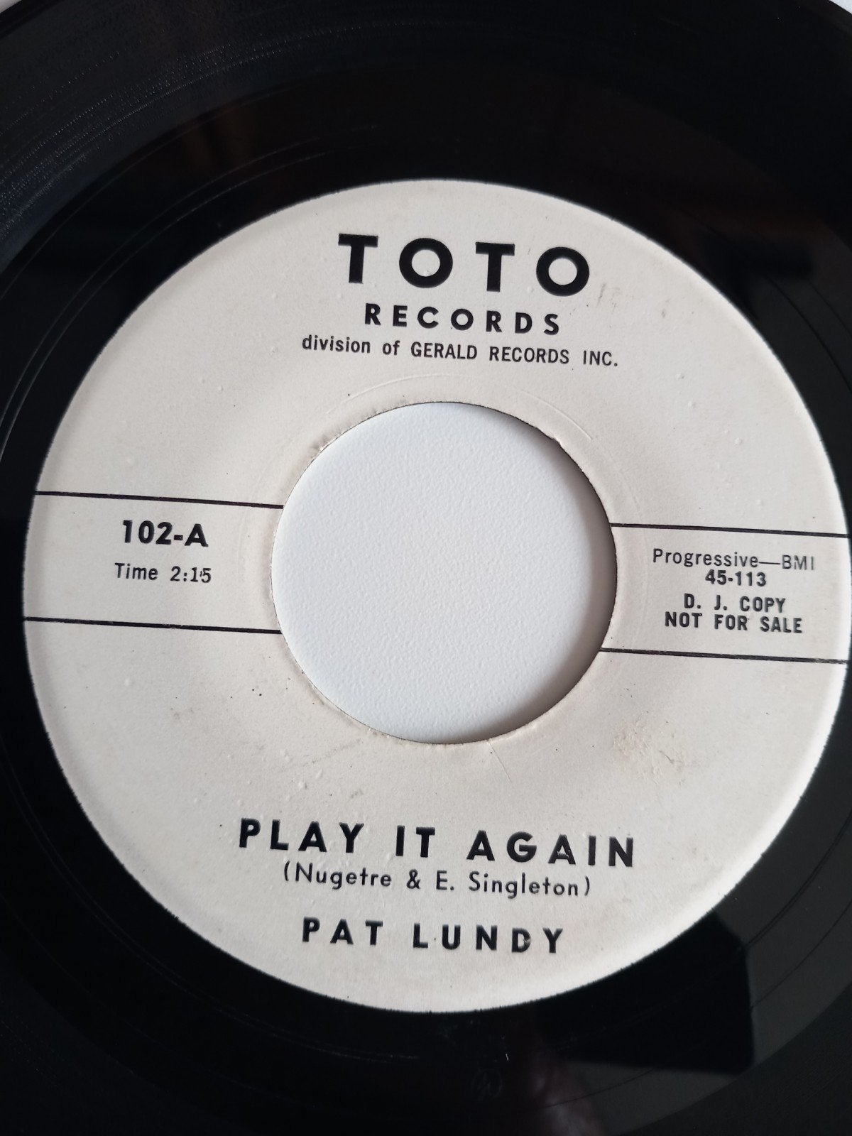 PAT LUNDY. PLAY IT AGAIN. ( johnny. pas cette chanson) US 45, CD & DVD, Enlèvement ou Envoi