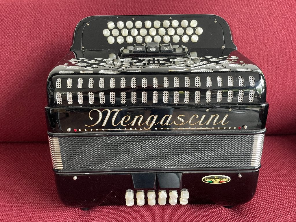 Mooie italiaanse Mengascini harmonica., Muziek en Instrumenten, Accordeons, Ophalen of Verzenden, Zo goed als nieuw, Met koffer