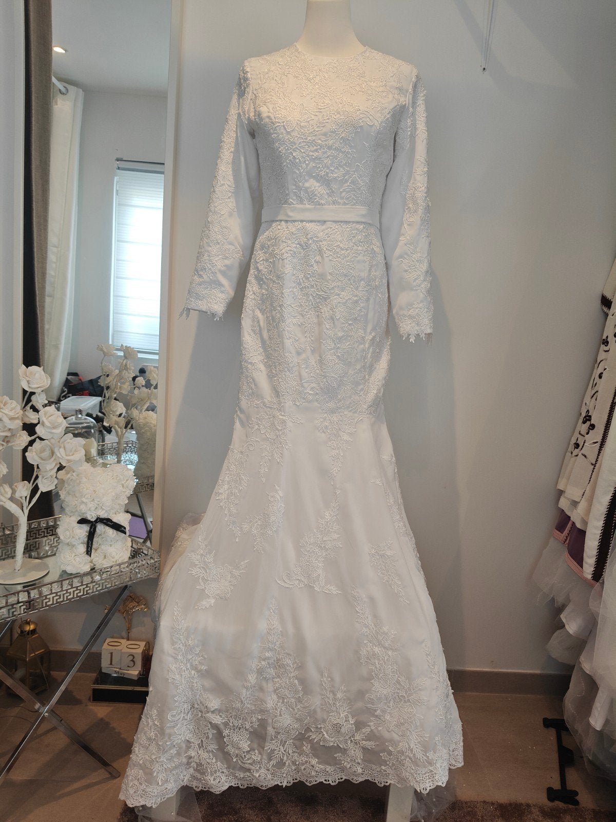 Robes de mariées neuves, Enlèvement