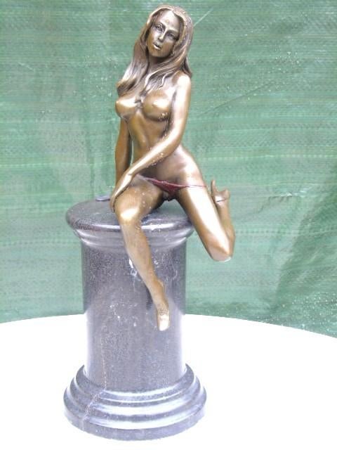 femme nue au string rouge en bronze signé, MAVCHI, Antiquités & Art, Antiquités | Bronze & Cuivre, Bronze, Enlèvement ou Envoi