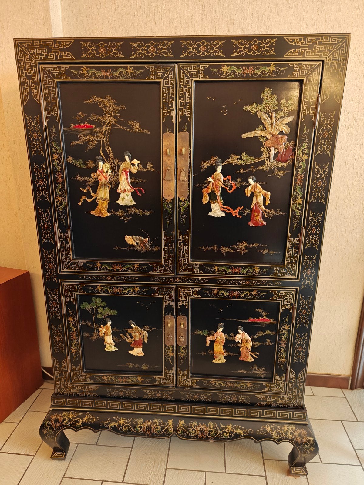 Chinese kast, mooi beschilderd en met reliëfdetails., Ophalen