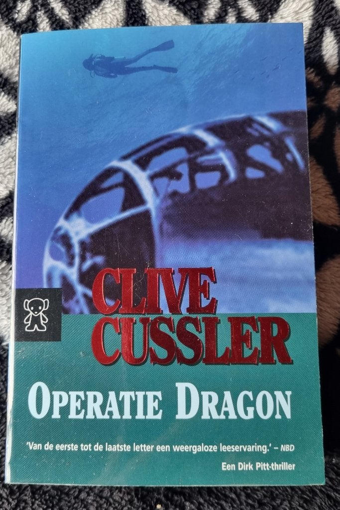 Boek Clive Cussler  - Operatie dragon, Gelezen, Ophalen of Verzenden, Clive Cussler, Amerika