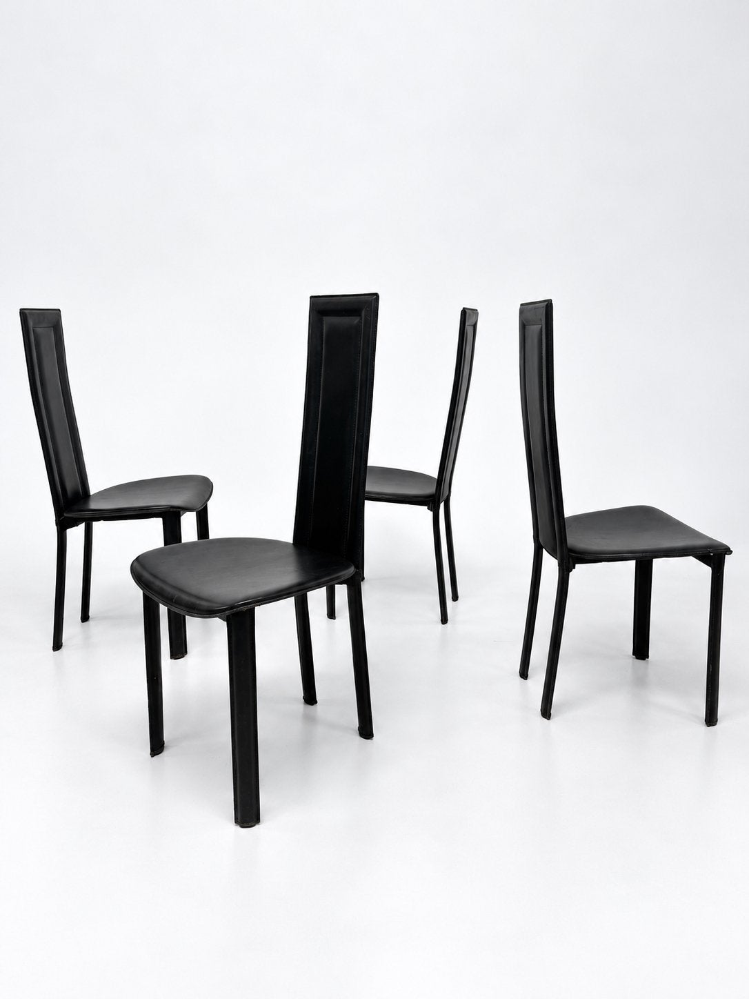 Lot de 4 chaises design italiennes en cuir noir, Enlèvement ou Envoi