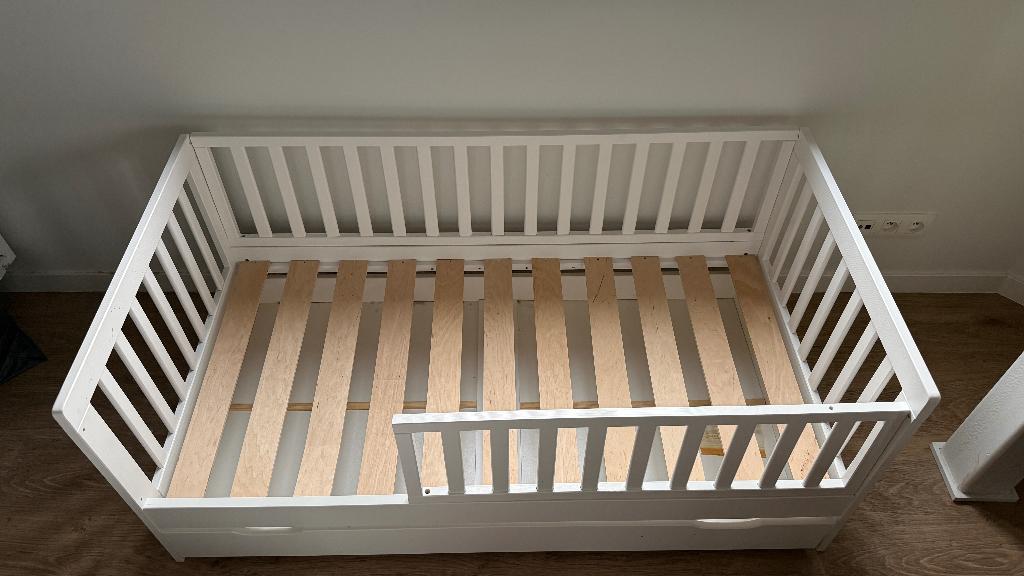 Peuterbed, Kinderen en Baby's, Kinderkamer | Bedden, Ophalen, 140 tot 160 cm, Zo goed als nieuw, Matras