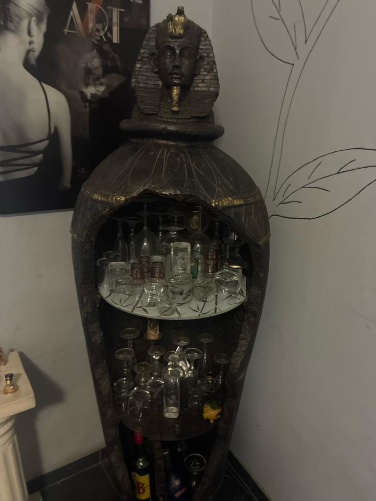 Bar vitrine style égyptien, Enlèvement