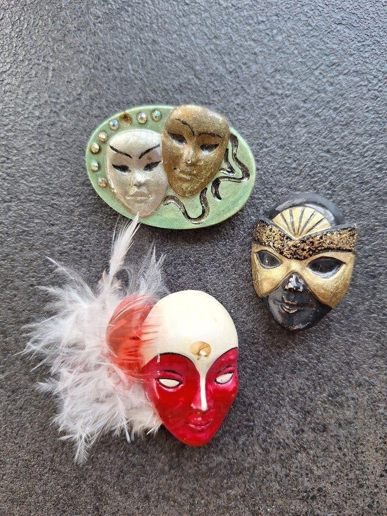 Lot de 3 broches artisanales en plâtre peint à la main, Handtassen en Accessoires, Broches, Ophalen, Gebruikt, 4 tot 7 cm, Overige materialen
