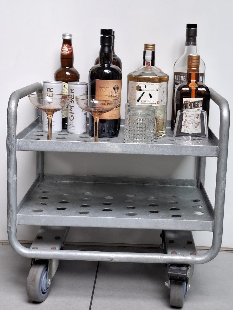 Industrieel roltafeltje / barcart – Huiszwaluw Gent, Metaal of Aluminium, 55 tot 75 cm, Zo goed als nieuw, Industrieel