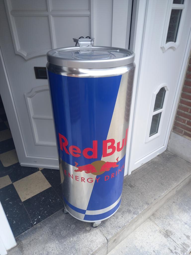 Redbull koelkast 110 cm hoog bij 41 cm diameter