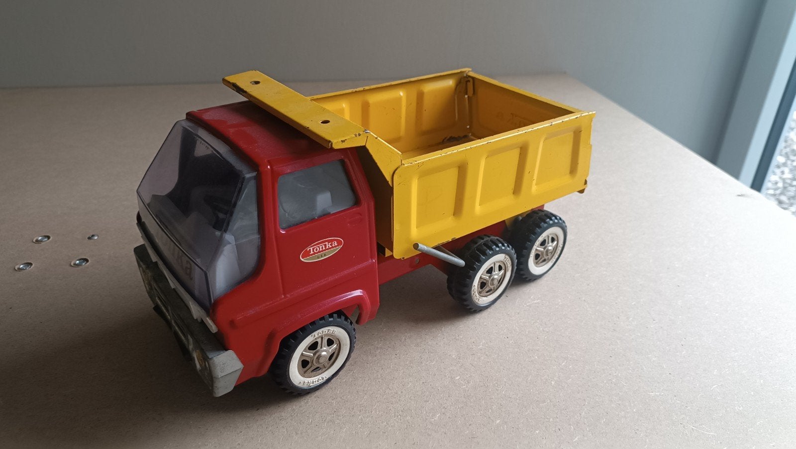 Tonka, Enlèvement ou Envoi