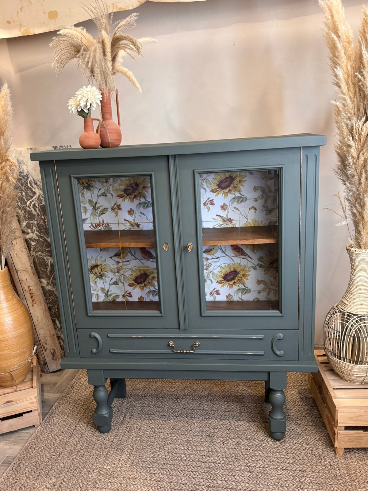 Vintage gerestylde vitrine kast, Huis en Inrichting, Kasten | Vitrinekasten, Ophalen, Zo goed als nieuw