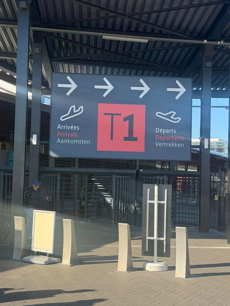 Bonjour parking pre de laeroport de cherleroi 45€ semaine, Immo, Charleroi