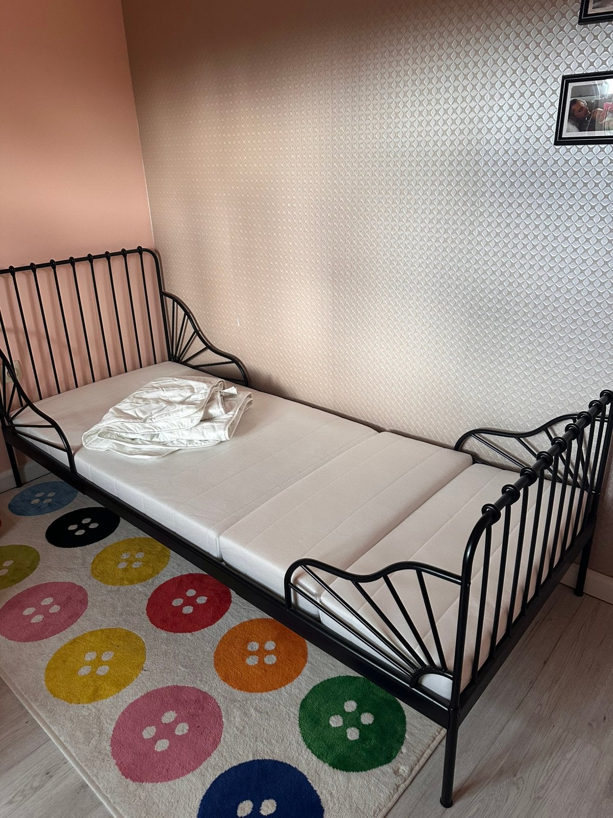 Kinderkamer, uitschuifbaar bed, kleerkast en tapijt, Enlèvement, Comme neuf