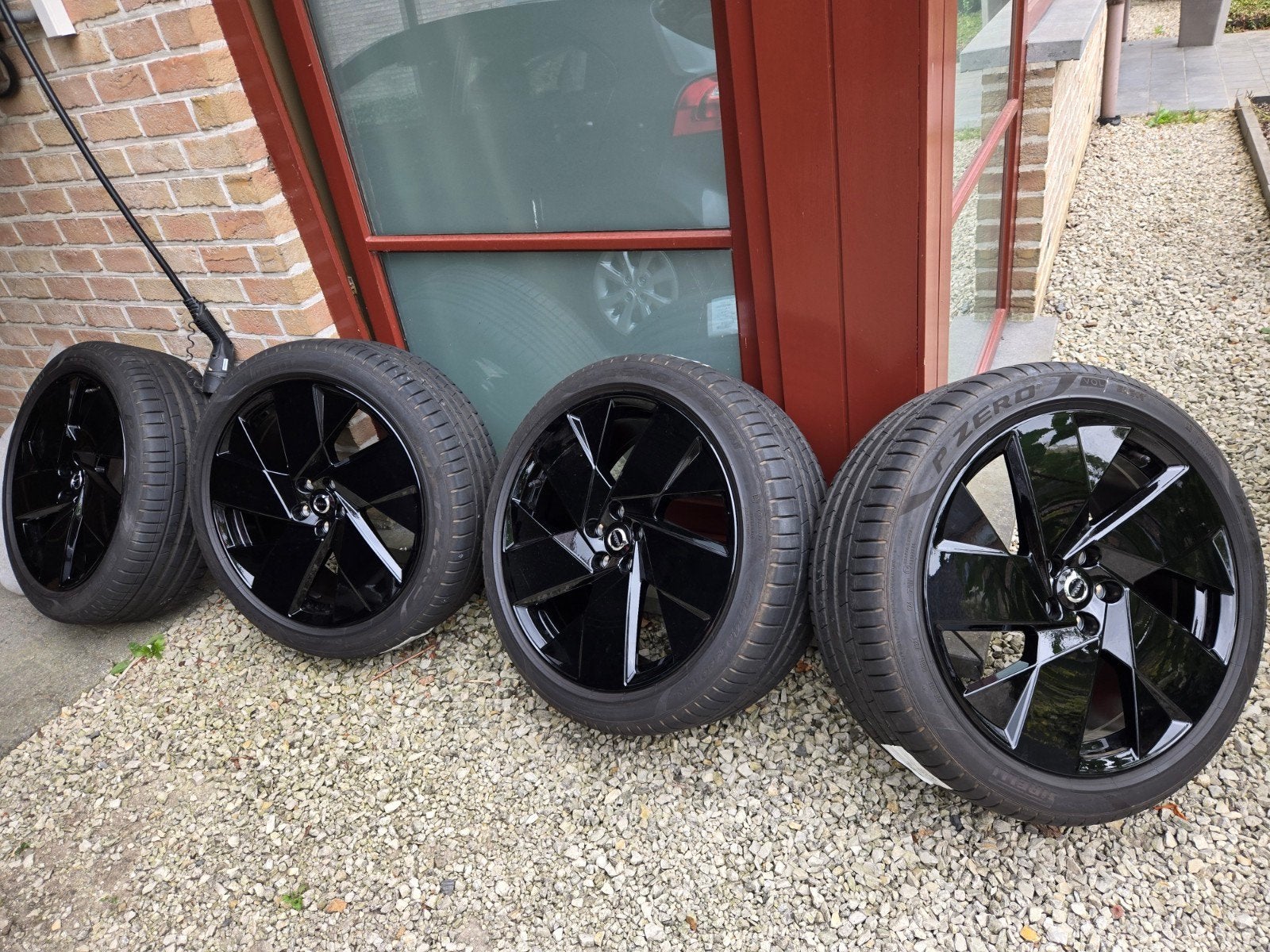Pneus d'été 20 pouces Pirelli EX40/EC40 sur SPOKE BLACK EDIT, Autos : Pièces & Accessoires, Pneus & Jantes, Jante(s), Pneus été