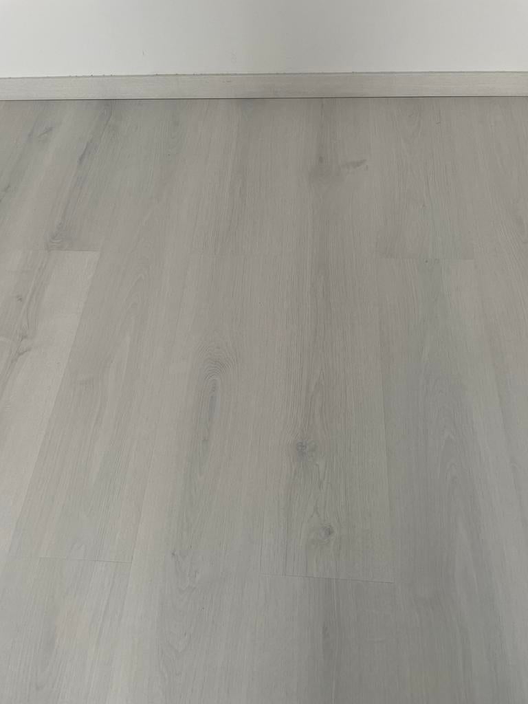 Parquet stratifie laminate neuf gris clair 3 paquets +-4,5m2, Maison & Meubles, Enlèvement ou Envoi, Neuf, Gris, Parquet