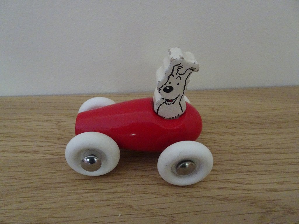 Vilac houten auto Kuifje - Besneeuwde rode auto - Hergé, Verzamelen, Ophalen of Verzenden, Kuifje, Gebruikt, Beeldje of Figuurtje