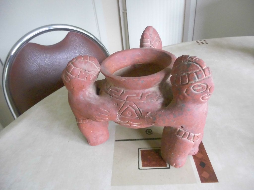 Azteekse cirkelvormige vriendenkaarsenhouder in terracotta, Antiek en Kunst, Ophalen, Steen/keramiek, Mexico, 14 cm