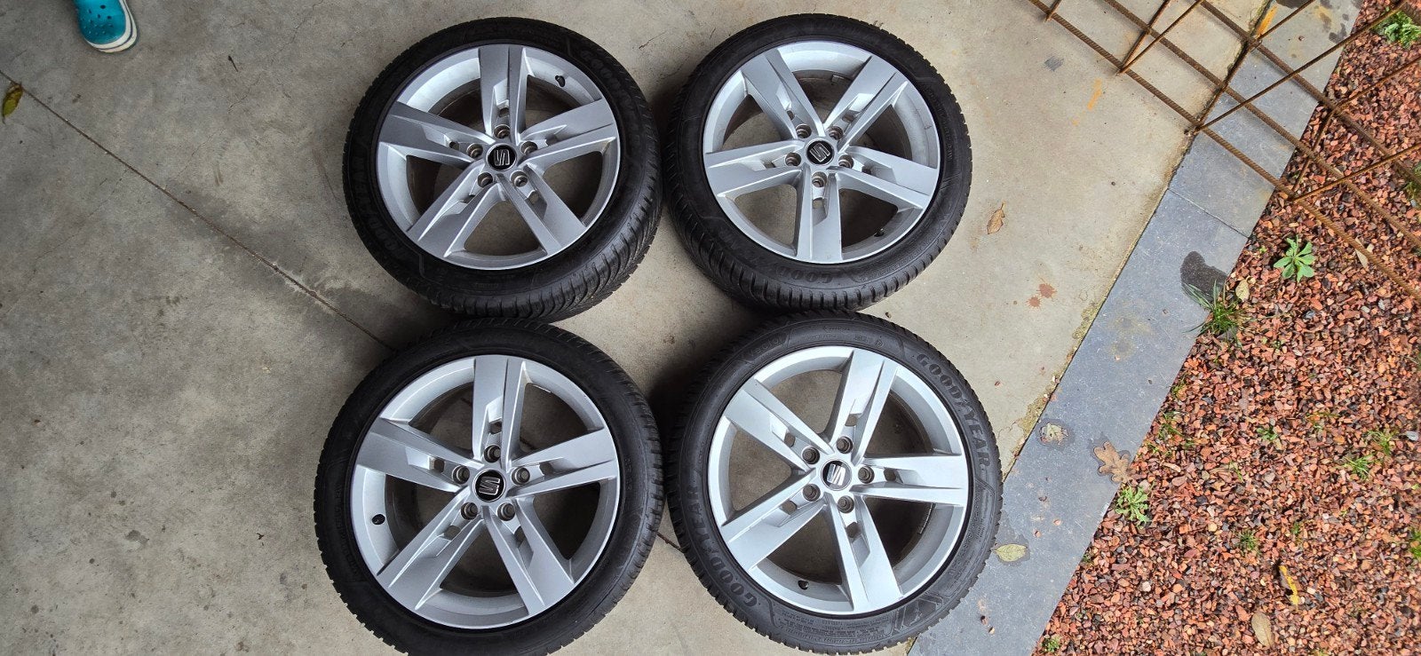 Velgen met all-seasonbanden In zeer goede staat. Seat, VW,, Autos : Pièces & Accessoires, Pneus et Jantes, 4 Saisons, 17 pouces