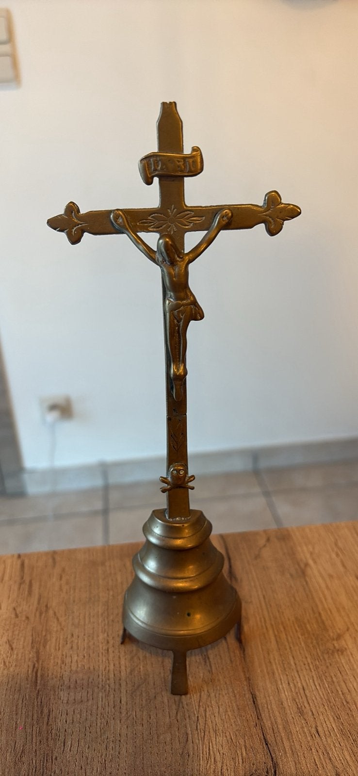 Ancien Crucifix de Table en Laiton / Bronze d'Art Populaire, Antiek en Kunst, Antiek | Religieuze voorwerpen, Ophalen of Verzenden