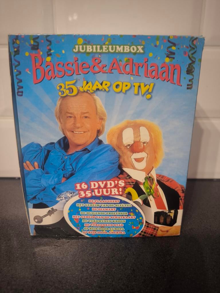 Nieuwe Bassie en Adriaan 35ste jubileum dvd box, Cd's en Dvd's, VHS | Kinderen en Jeugd, Ophalen of Verzenden