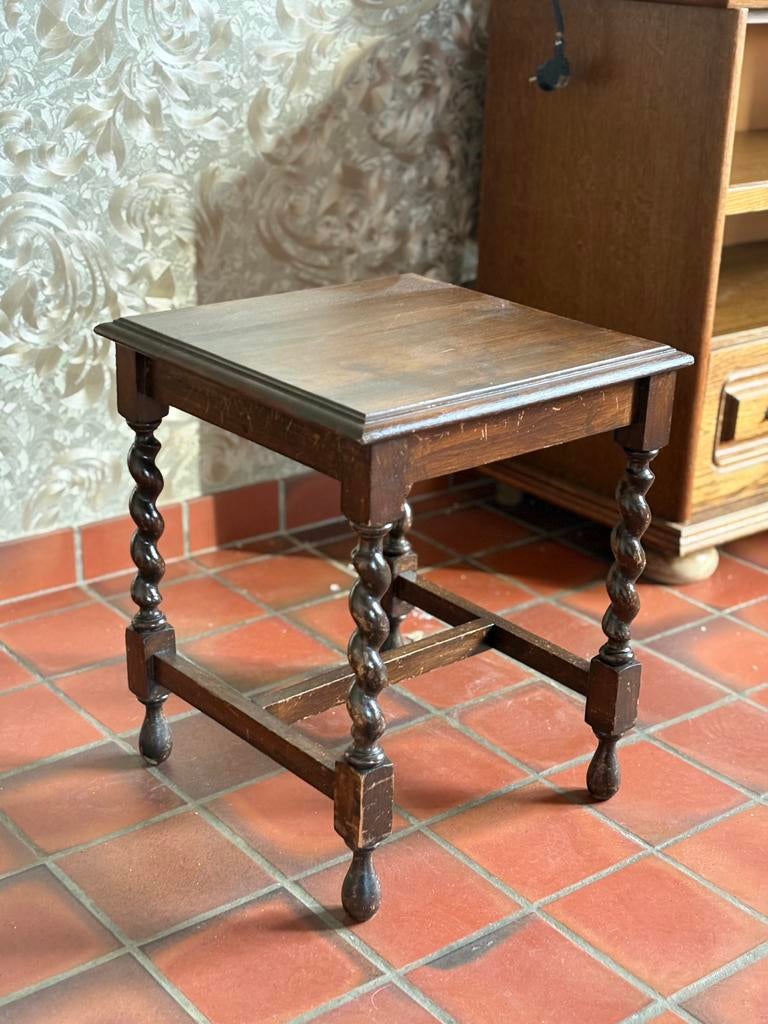 Antieke bijzettafel, Enlèvement